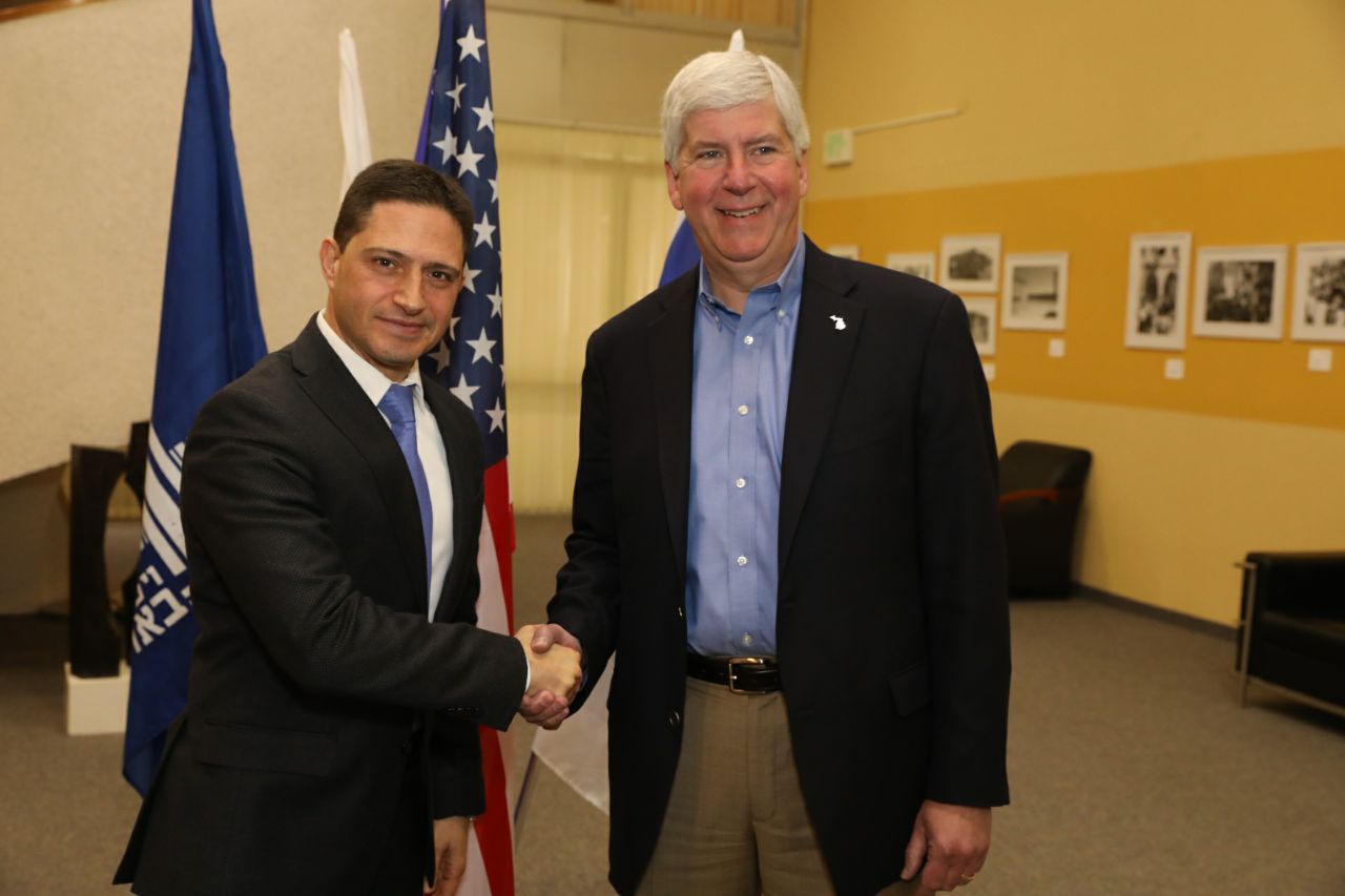 רוביק עם ראש עיריית מישיגן (צילום: באדיבות העירייה)